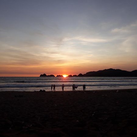 Big Daddy'S Surfcamp Apartment Pasanggaran Exterior photo